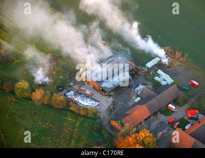 Luftaufnahme, Feuer auf einem Bauernhof, Datteln, Nordrhein-Westfalen, Deutschland, Europa Stockfoto