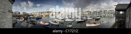 Panoramablick auf Booten im Sutton Harbour Boat Rally, Plymouth, Devon Stockfoto