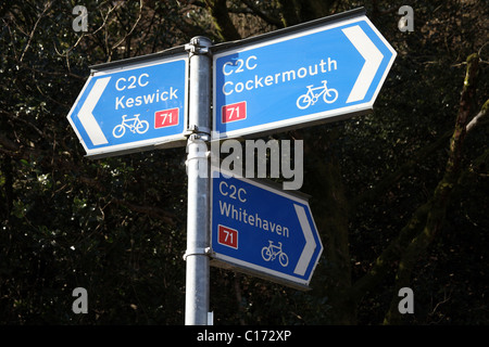 Wegweiser auf dem Coast to Coast National Cycle Trail in der Nähe von Keswick und Cockermouth, Cumbria Stockfoto