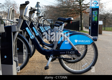 Fahrräder zu mieten im Rahmen des Londoner Barclays Cycle Hire. Stockfoto