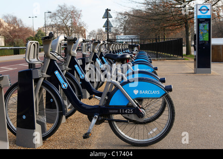 Fahrräder stehen zum Mieten an der Barclays Cycle Hire-Station am Cumberland Tor in London, England. Stockfoto