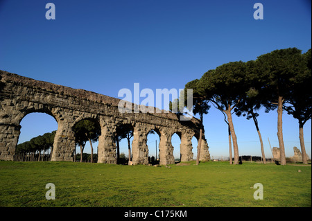 Italien, Rom, antikes römisches Aquädukt des Aqua Claudia im Parco degli Acquedotti (Aquäduktpark) Stockfoto