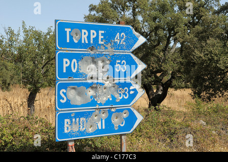 Blaue Verkehrszeichen voller Kugel Löcher, Sardinien, Italien, Europa Stockfoto