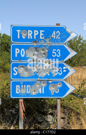 Blaue Verkehrszeichen voller Kugel Löcher, Sardinien, Italien, Europa Stockfoto