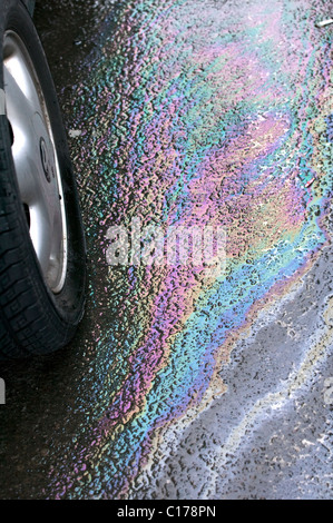 Benzin aus Tank von alten Auto undicht Stockfoto