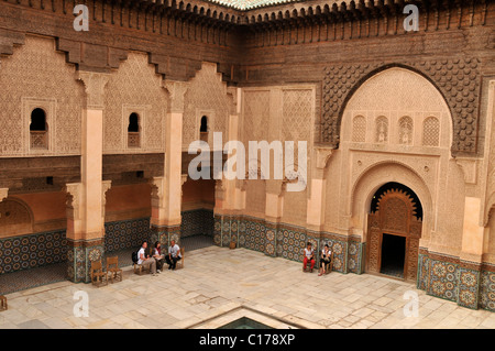 Innenhof des Ben Youssef Madrasah, Koran-Schule im Stadtteil Medina in Marrakesch, Marokko, Afrika Stockfoto