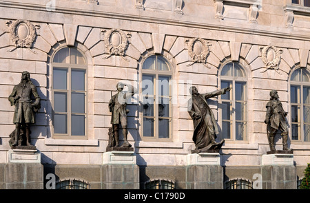 Detail der Fassade der Parlamentsgebäude, Bronze Skulpturen bedeutender Persönlichkeiten der Quebec Geschichte, von links Stockfoto