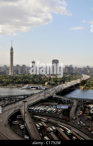 Der Nil als es fließt durch Ägyptens Hauptstadt Kairo - der weltweit längste Fluss Afrikas größte Stadt auf der Durchreise. Stockfoto