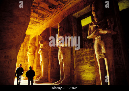 Nubia Abu Simbel in Ägypten-Website, die als Weltkulturerbe von der UNESCO Tempel von Ramses II am Rande des Lake Nasser Osiris Säulen Stockfoto