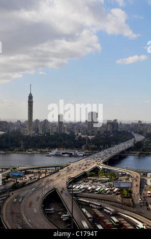 Der Nil als es fließt durch Ägyptens Hauptstadt Kairo - der weltweit längste Fluss Afrikas größte Stadt auf der Durchreise. Stockfoto