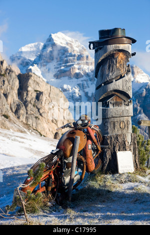 Alten verworfen rostigen Motorrad am Passo di Giau, hinter Tofana di Mezzo, Belluno, Italien, Europa Stockfoto