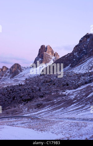 Averau und Rifugio Nuvolau vom Passo di Giau, Ampezzaner Dolomiten, Belluno, Italien, Europa aus gesehen Stockfoto