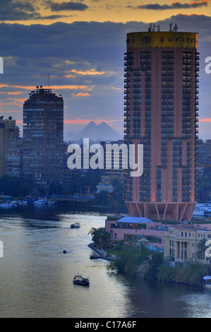 Der Nil als es fließt durch Ägyptens Hauptstadt Kairo - der weltweit längste Fluss Afrikas größte Stadt auf der Durchreise. Stockfoto