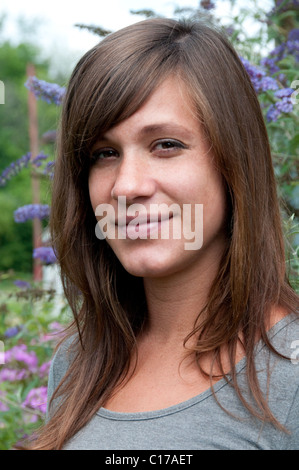 Kate Burns Lächeln; Schöne junge Dame; im Freien vom Schmetterlingsstrauch; Model Release 20100719KB 19820629 Stockfoto