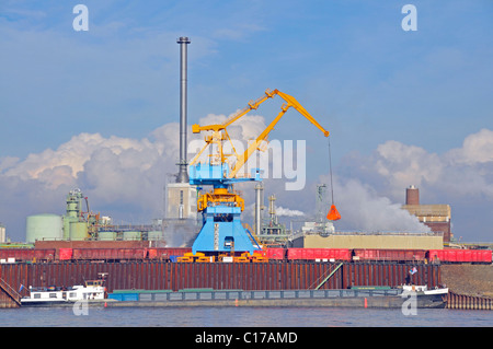 Hafen Fracht Kran, chemische Anlage Evonik Degussa, Wesseling, Nordrhein-Westfalen, Deutschland, Europa Stockfoto