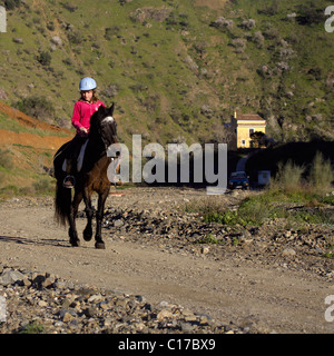 Junge Teenager Engländerin Reiten ihr Pony in der spanischen Landschaft, Teenager, 13, 14, 15, Jahr, Jahre, alt, Person, Weiblich, Stockfoto