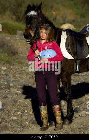 Junge Teenager Engländerin mit ihr pony, Teenager, 13, 14, 15, Jahr, Jahre, alt, Person, Weiblich, Pony, Ponys, klein, Pferd, Stockfoto