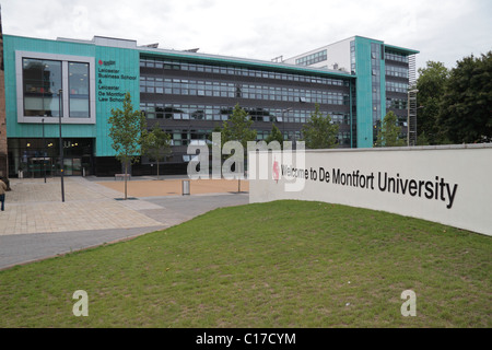"Welcome to Du Monfort Universität" Zeichen außerhalb der Business School und der Law School Builidng bei DMU in Leicester, England, UK. Stockfoto