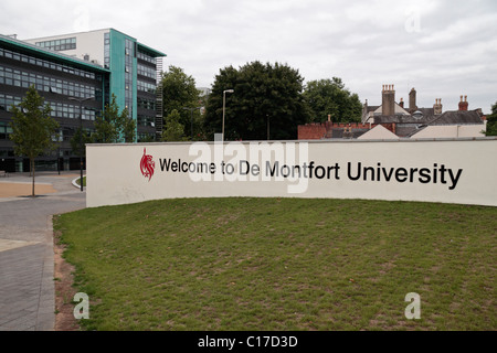 "Welcome to Du Monfort Universität" Zeichen außerhalb der Business School und der Law School Builidng bei DMU in Leicester, England, UK. Stockfoto