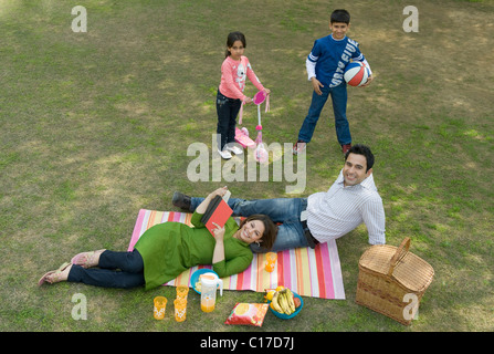 Familien genießen in einem park Stockfoto