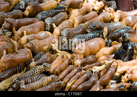 geschnitzte hölzerne Tierfiguren, Handwerkermarkt, Nakuru, Kenia Stockfoto