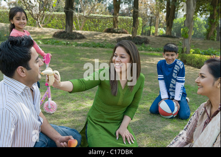 Familien genießen in einem park Stockfoto