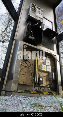 Ein geschändeter öffentliche Telefonzelle. Stockfoto