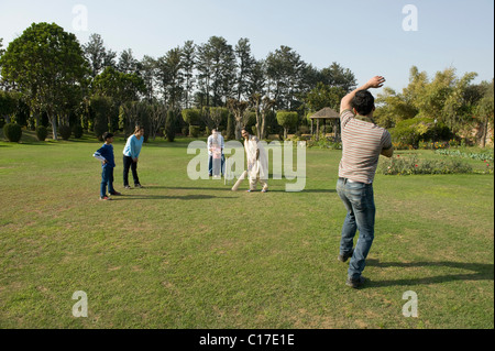 Familie spielen Cricket in Rasen Stockfoto