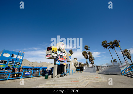 Venice Beach urban Skate Park Ocean Front Walk Kunstwerk Promenade Künstler Lackiererei Venedig Kunst Wände Palm Bäume Zeichen blaue Himmel Stockfoto