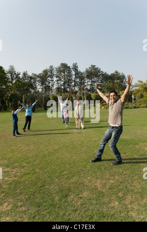 Familie spielen Cricket in Rasen Stockfoto