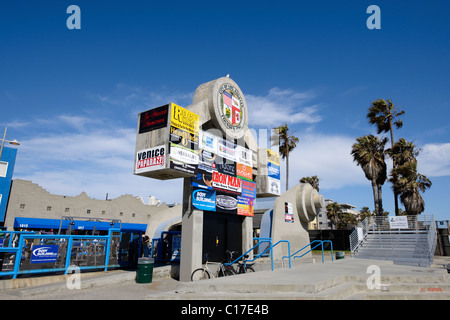 Venice Beach urban Skate Park Ocean Front Walk Kunstwerk Promenade Künstler Lackiererei Venedig Kunst Wände Palm Bäume Zeichen blaue Himmel Stockfoto