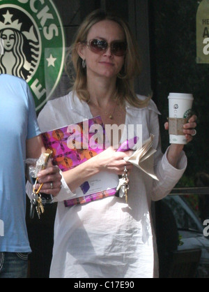 KÜSSEN Sie Sänger/Gitarrist Paul Stanley und Frau Erin Sutton lassen den Beverly Glen Markt Starbucks Kaffee in Bel Air. Los Angeles, Stockfoto