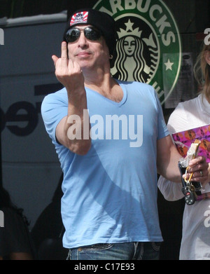 KÜSSEN Sie Sänger/Gitarrist Paul Stanley und Frau Erin Sutton lassen den Beverly Glen Markt Starbucks Kaffee in Bel Air. Los Angeles, Stockfoto