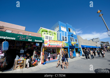 Straße von Souvenirläden im Sommer Kalifornien verkaufen Geschenke Sonnenbrille Strandspielzeug Kugeln tacos Stockfoto