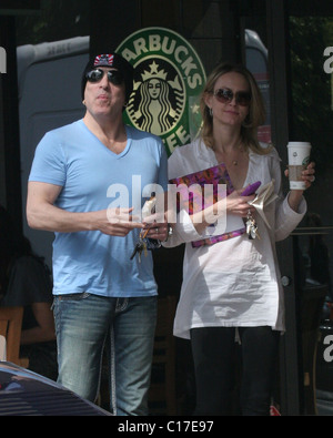 KÜSSEN Sie Sänger/Gitarrist Paul Stanley und Frau Erin Sutton lassen den Beverly Glen Markt Starbucks Kaffee in Bel Air. Los Angeles, Stockfoto