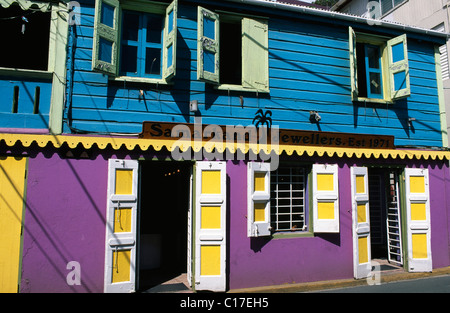 Bunte Fassaden in Roadtown auf Tortola Island, Britische Jungferninseln, Karibik Stockfoto