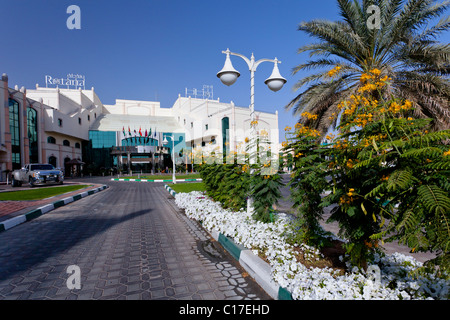 Außeneingang zum Al Ain Rotana Resort Hotel in Al Ain, Emirat Abu Dhabi, Vereinigte Arabische Emirate. Stockfoto