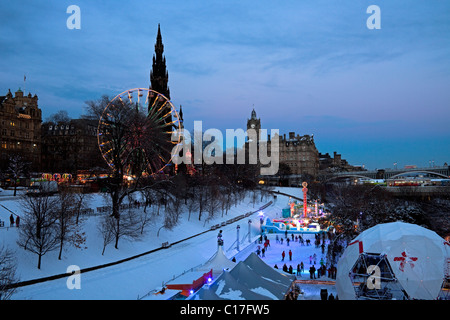 Edinburgh-Eisbahn, Stadt von Edinburgh in der Abenddämmerung während Weihnachten und Neujahr feiern, Schottland, Vereinigtes Königreich Stockfoto