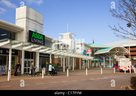 Asda Living und Argos Geschäfte auf Island Green außerhalb der Stadt Einkaufspark mit Shoppern. Wrexham, Flintshire, North Wales, Großbritannien Stockfoto