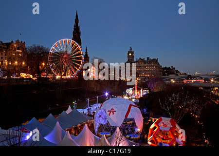 Edinburgh-Eisbahn, beleuchtete Stadt Edinburgh in der Abenddämmerung während Weihnachten und Neujahr feiern, Schottland, Vereinigtes Königreich Stockfoto