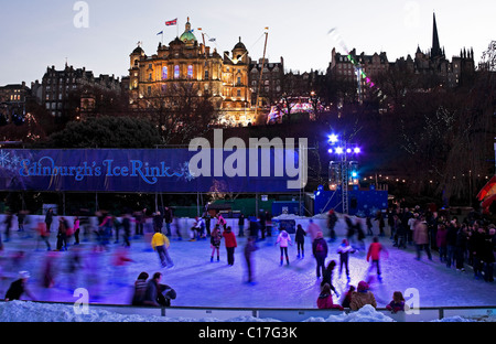 Edinburgh-Eisbahn Menschen genießen Skaten während Weihnachten und Neujahr feiern, Schottland, Vereinigtes Königreich Stockfoto