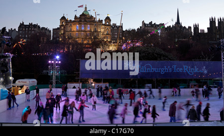 Edinburgh-Eisbahn Menschen genießen Skaten während Weihnachten und Neujahr feiern, Schottland, Vereinigtes Königreich Stockfoto