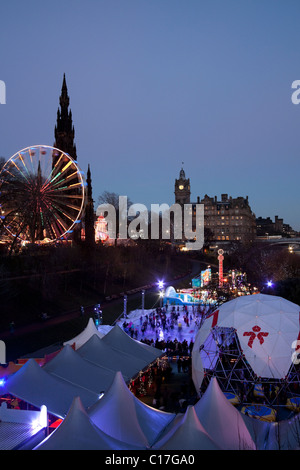 Edinburgh-Eisbahn, beleuchtete Stadt Edinburgh in der Abenddämmerung während Weihnachten und Neujahr feiern, Schottland, Vereinigtes Königreich Stockfoto