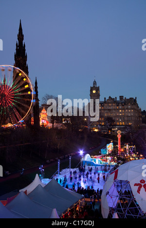 Edinburgh-Eisbahn, beleuchtete Stadt Edinburgh in der Abenddämmerung während Weihnachten und Neujahr feiern, Schottland, Vereinigtes Königreich Stockfoto