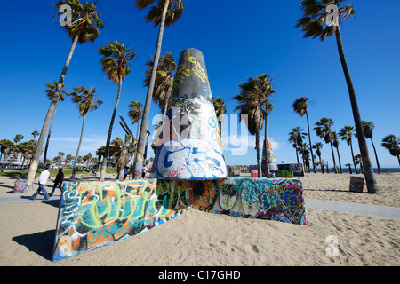 Venice Beach Graffitikunst Grube städtischen Anzeige in den Sand mit blauen Himmel und Palmen Stockfoto