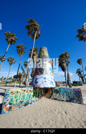 Venice Beach Graffitikunst Grube städtischen Anzeige in den Sand mit blauen Himmel und Palmen Stockfoto