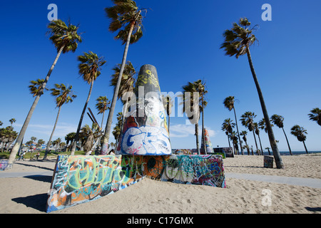 Venice Beach Graffitikunst Grube städtischen Anzeige in den Sand mit blauen Himmel und Palmen Stockfoto