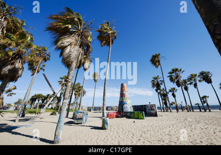 Venice Beach Graffitikunst Grube städtischen Anzeige in den Sand mit blauen Himmel und Palmen Stockfoto