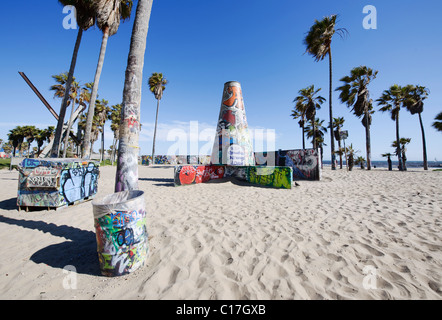 Venice Beach Graffitikunst Grube städtischen Anzeige in den Sand mit blauen Himmel und Palmen Stockfoto