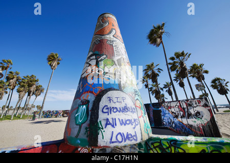 Venice Beach Graffitikunst Grube städtischen Anzeige in den Sand mit blauen Himmel und Palmen Stockfoto